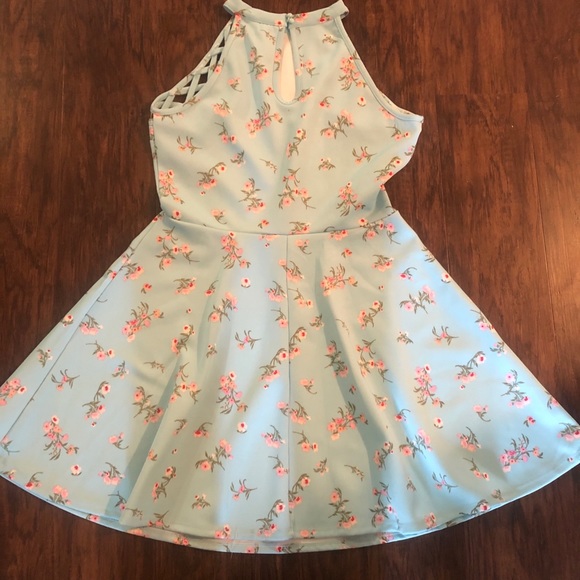 3/$12๐ฅ๐ธ๐ผFloral mini dress๐ผ๐ธ - Picture 2 of 2